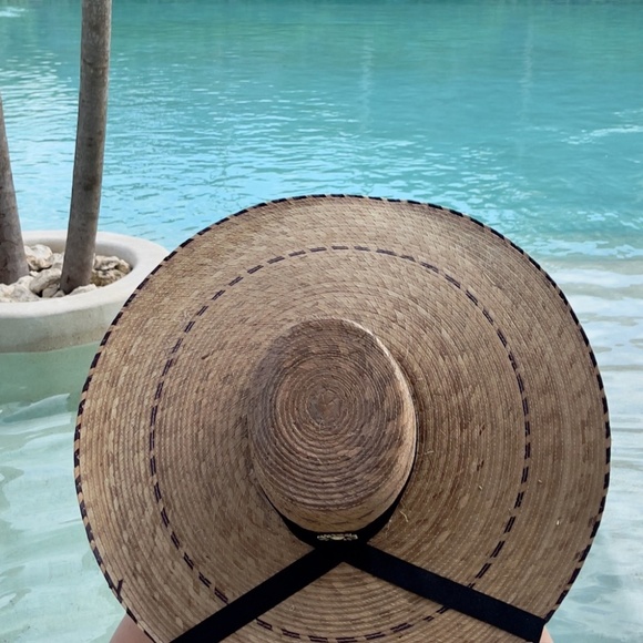 HAT BOATER FLAT WIDE BRIM PALMASTRAW HAT OVER SIZE WITH BEAUTIFUL PARROT BROOCH main image 4